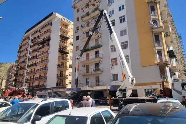 Tragedia in via Ruggero Marturano a Palermo. Due operai sono caduti da una gru e sono morti. I lavoratori sono caduti dal carrello che si è ribaltato. Nell'incidente è rimasto ferito anche un dipendente del negozio di pneumatici Gammicchia. Il cestello su cui stavano lavorano gli operai deceduti è caduto finendo sulla tettoia del gommista e ha colpito anche il lavoratore dell'esercizio commerciale. Gli operai stavano lavorando alla ristrutturazione del palazzo. Sarebbero caduti dal decimo piano. Stanno intervenendo i vigili del fuoco, i sanitari del 118 e gli agenti della polizia.