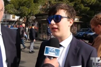 Aveva diciassette anni, un sorriso che non stava mai fermo e un nome che portava come una medaglia sul petto. Gerlando Farzone non tornerà dalla gita scolastica a Firenze. È morto lontano da casa, lontano dalla sua Adrano, stroncato da un malore improvviso mentre viveva quello che doveva essere uno dei momenti più belli della giovinezza. I compagni dell'Istituto Branchina erano lì con lui. E adesso sono lì a fare i conti con un vuoto che non riescono a spiegarsi.