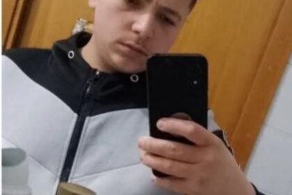 Si chiamava Amedeo D'Amico il diciottenne che ha perso la vita nella notte lungo la strada che collega Misilmeri alla frazione di Portella di Mare. Il giovane, originario di Villabate, era in sella a un ciclomotore quando si è trovato coinvolto in un violentissimo impatto frontale con un'automobile lungo la discesa verso Portella di Mare. Un urto che non gli ha lasciato alcuno scampo.