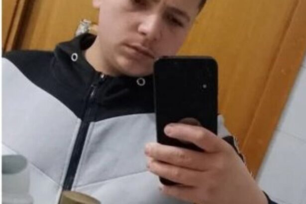 Una discesa, uno schianto, una vita spezzata: Amedeo muore a 18 anni, 14enne ricoverato al Di Cristina Si chiamava Amedeo D'Amico il diciottenne che ha perso la vita nella notte lungo la strada che collega Misilmeri alla frazione di Portella di Mare. Il giovane, originario di Villabate, era in sella a un ciclomotore quando si è trovato coinvolto in un violentissimo impatto frontale con un'automobile lungo la discesa verso Portella di Mare. Un urto che non gli ha lasciato alcuno scampo.