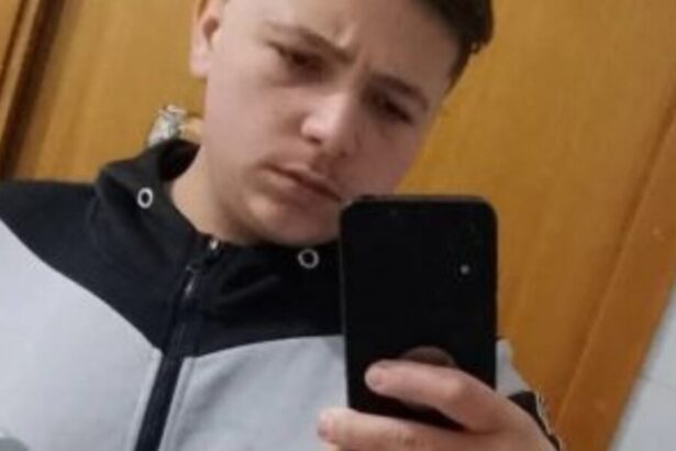 È durato un attimo. Uno scontro frontale nella notte, una strada buia, e Amedeo D'Amico, 18 anni, non c'è più. Il ragazzo è morto nella notte tra sabato e domenica a Portella di Mare, frazione di Misilmeri, dopo che il motorino elettrico su cui viaggiava si è scontrato violentemente con un'automobile in via Nazionale.