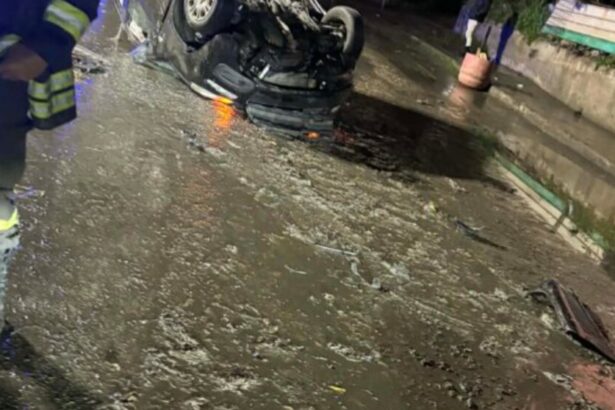 Drammatico incidente in via Imera a Palermo. Un'auto con a bordo due ragazze si è capovolta più volte dopo che una ruota è sprofondata in un tombino privo della copertura di sicurezza. L'allarme è scattato intorno a mezzanotte e trenta, quando il padre della giovane che sedeva sul lato passeggero è stato avvertito della tragedia sfiorata.