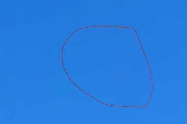 Era una mattina di cielo terso quando gli abitanti delle zone costiere di Palermo hanno alzato gli occhi e notato qualcosa di insolito. Otto sfere bianche si muovevano nell'azzurro a grandissima altitudine, spostandosi in modo lento e apparentemente controllato. Nessuna scia, nessuna caduta, nessun movimento verticale: solo una traiettoria orizzontale, costante, silenziosa.