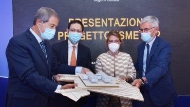 La struttura si sviluppa su due corpi longitudinali di tre livelli, collegati da ponti, con un corpo centrale dedicato all'accoglienza. Progettata anche per affrontare eventuali future pandemie, prevede: