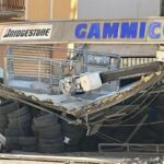 Sono un operaio romeno e un tunisino le due cortile della tragedia in via Ruggero Marturano all'incrocio con via Ammiraglio Rizzo. I due uomini sono morti cadendo da una gru utilizzata per la ristrutturazione di un palazzo.