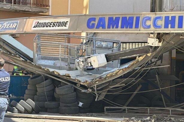 Sono un operaio romeno e un tunisino le due cortile della tragedia in via Ruggero Marturano all'incrocio con via Ammiraglio Rizzo. I due uomini sono morti cadendo da una gru utilizzata per la ristrutturazione di un palazzo.
