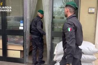 Nei giorni scorsi, i militari del Comando Provinciale della Guardia di Finanza di Caltanissetta hanno dato esecuzione al decreto emesso dal Tribunale nisseno - Sezione per l’applicazione delle Misure di Prevenzione, con il quale è stato disposto il sequestro di 3 imprese, 2 unità immobiliari, 59 terreni, 13 veicoli - macchine agricole nonché disponibilità finanziarie, per un valore complessivo di oltre 1 milione di euro, riconducibili a soggetti intranei al clan Sanfilippo, appartenente al sodalizio mafioso della “stidda mazzarinese”.