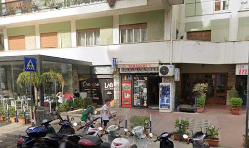 La banda del buco colpisce ancora: notte di razzie nel cuore di Palermo Hanno agito nell'ombra, con la precisione di chi conosce bene il territorio e la spavalderia di chi non teme di fare rumore. Palermo si risveglia con la notizia di un furto da manuale – quello della "banda del buco" – messo a segno nella notte tra via Marchese di Villabianca e largo Primavera. Un piano studiato a tavolino che ha lasciato i proprietari delle attività coinvolte con l'amaro in bocca e un buco nel muro come firma.