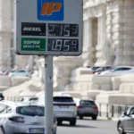 Cresce ancora il prezzo dei carburanti: la benzina in modalità self viene venduta in media sulla rete stradale nazionale a 1,777 euro al litro (1,763 la media di ieri) mentre il gasolio viene venduto in media a 2,130 euro al litro (2.096 la media di ieri. I dati arrivano dal Mimit che sottolinea come siano stati rafforzati in controlli lungo tutta la filiera. Ultime stime dicono che il gasolio potrebbe arrivare a toccare i 3 euro al litro.