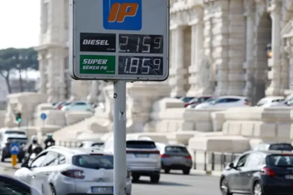 Cresce ancora il prezzo dei carburanti: la benzina in modalità self viene venduta in media sulla rete stradale nazionale a 1,777 euro al litro (1,763 la media di ieri) mentre il gasolio viene venduto in media a 2,130 euro al litro (2.096 la media di ieri. I dati arrivano dal Mimit che sottolinea come siano stati rafforzati in controlli lungo tutta la filiera. Ultime stime dicono che il gasolio potrebbe arrivare a toccare i 3 euro al litro.
