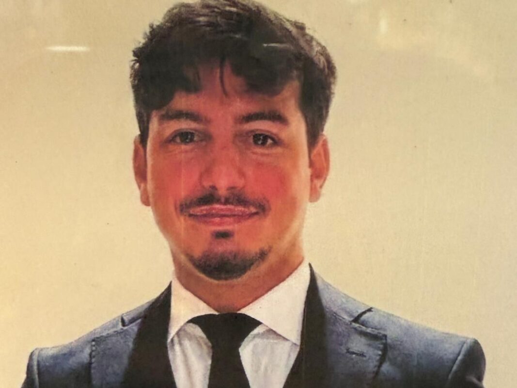 Giovane finanziere morto a 28 anni un incidente, dolore e lutto a Carini Bandiere a mezz’asta e manifestazioni pubbliche sospese: la città di Carini si ferma oggi, giovedì 16 aprile, per osservare il lutto cittadino. La comunità si stringe attorno alla famiglia di Walter La Rizza, il finanziere di 28 anni scomparso tragicamente in seguito a un incidente stradale avvenuto a Dalmine, in provincia di Bergamo, dove il giovane prestava servizio.