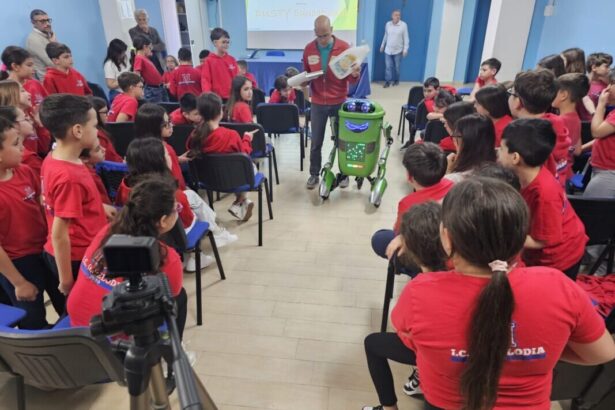 Si chiama Robidone ed è il robot “green” che, per due giornate, ha trasformato l’Istituto Comprensivo “Giuseppe Melodia” di Noto in un laboratorio del futuro. Qui, tra stupore, risate e domande curiose, la raccolta differenziata è diventata un gioco intelligente, la sostenibilità una sfida quotidiana e la tecnologia uno strumento per capire davvero cosa significa rispettare la Natura.