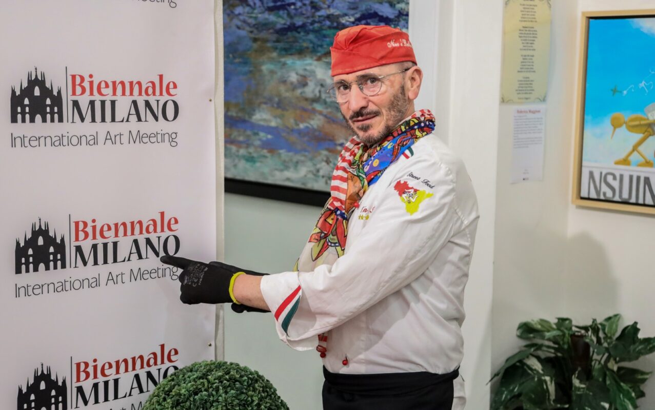 Domenica 22 marzo, la rinomata Biennale di Milano 2026 ha vissuto un momento di straordinaria eccellenza gastronomica. Tra le opere d'arte contemporanea, il design all'avanguardia e le installazioni internazionali, è andata in scena un'altra altissima forma di maestria, quella culinaria e performativa. L'ospite d'onore e vero mattatore della giornata è stato lo storico chef palermitano Nino 'u Ballerino, che ha curato un esclusivo catering d'eccellenza, portando la verace anima del cibo di strada nel cuore nevralgico della capitale meneghina.
