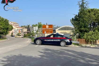 Volevano passare inosservati in una strada di campagna, ma il fango li ha traditi. I Carabinieri della Compagnia di Petralia Sottana hanno denunciato due uomini di Palermo nel corso di un controllo del territorio eseguito in Contrada Avanella, nel Comune di Castellana Sicula, durante i servizi straordinari disposti per le festività pasquali.