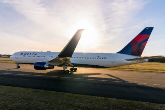 Più voli per New York-JFK da Catania: riparte oggi, con più di un mese di anticipo rispetto al 2025, il collegamento Delta Air Lines per la Grande Mela. Il volo, inoltre, inaugurato lo scorso anno come servizio stagionale, verrà esteso anche all’inverno, collegando quasi tutto l’anno Catania a New York-JFK, con solo una breve interruzione dall’Epifania a fine febbraio, per riprendere già a marzo 2027.  Il volo giornaliero è operato con un aeromobile Boeing 767-300, e oltre ad offrire un servizio diretto per New York, dà ai passeggeri anche la possibilità di continuare il proprio viaggio con collegamenti in coincidenza via l’hub Delta di JFK verso numerose destinazioni in tutto il Nord America.