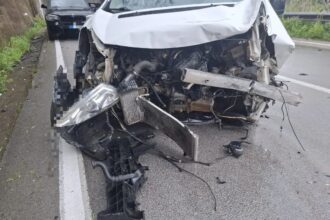 Incidente frontale sulla SS187: un ferito in ospedale Incidente stradale sulla Strada Statale 187, in corrispondenza della galleria artificiale al chilometro 30,650, nel territorio di Castellammare del Golfo. L'impatto ha coinvolto due veicoli. Una persona è rimasta ferita.