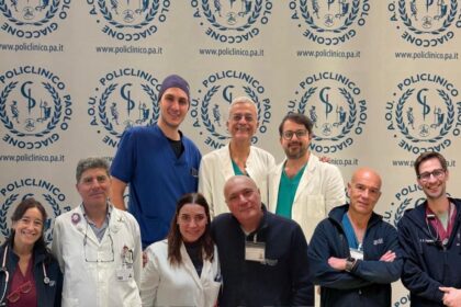 Al Policlinico “Paolo Giaccone” si è compiuto un evento straordinario e carico di significato: la nascita di un bambino da due genitori entrambi affetti da una rara malattia metabolica. Sia la mamma che il papà del piccolo presentano, infatti, due forme genetiche diverse di Glicogenosi 1, una patologia che determina la necessità di assumere continuamente amidi che rilasciano zucchero, pena la caduta dei livelli di glucosio nel sangue fino a potere condurre il paziente in coma e anche alla morte se non prontamente ripristinati.