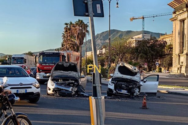 Brutto incidente stradale nella mattinata al Foro Italico di Palermo, nelle immediate vicinanze del porto. Due vetture — un'Audi Q3 e una Ford Fiesta — si sono scontrate frontalmente con violenza per cause ancora al vaglio degli agenti. L'impatto è stato talmente forte da strappare una ruota a uno dei due veicoli, rimasto gravemente danneggiato.