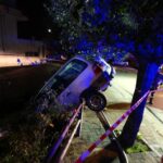 Momenti di paura nella tarda serata di ieri 12 aprile a Santa Margherita Belice, dove un'auto è finita fuori strada in via San Francesco, all'angolo con via Giacomo Puccini. L'incidente è avvenuto intorno alle 23:00 e ha visto protagonista un giovane conducente, rimasto ferito nello schianto.