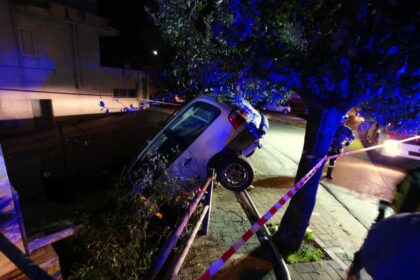 Momenti di paura nella tarda serata di ieri 12 aprile a Santa Margherita Belice, dove un'auto è finita fuori strada in via San Francesco, all'angolo con via Giacomo Puccini. L'incidente è avvenuto intorno alle 23:00 e ha visto protagonista un giovane conducente, rimasto ferito nello schianto.