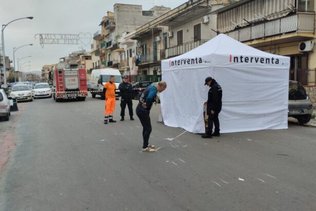 Scontro frontale in corso dei Mille: muore 30enne su monopattino, illeso il conducente della Bmw L'incidente mortale segnalato questa mattina a Palermo ha una vittima con un nome e una storia. A perdere la vita è stato un uomo di 30 anni, originario del Ghana e residente nelle vicinanze della stazione centrale, travolto mentre si trovava a bordo di un monopattino elettrico in corso dei Mille. L'altro mezzo coinvolto era una Bmw 320, alla cui guida c'era un ragazzo di 20 anni — le iniziali M. D. — rimasto illeso nello schianto.