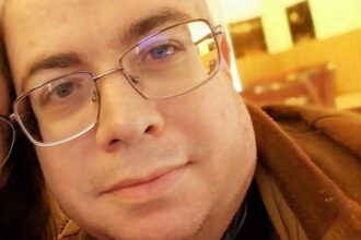 Doveva essere una serata di festa. Massimo Guarneri, 50 anni, aveva preso la macchina insieme alla moglie per andare a abbracciare la figlia quindicenne all'aeroporto Falcone-Borsellino, di ritorno da un viaggio scolastico. Non ci è mai arrivato.