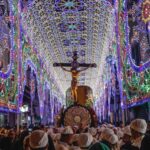 Quattro secoli di fede, lacrime e fiori lanciati dai balconi. Il 3 maggio 2026 Monreale celebra la 400ª edizione della Festa del Santissimo Crocifisso, una delle ricorrenze religiose più sentite dell'intera Sicilia. Un traguardo storico per una manifestazione che ogni anno trasforma il centro storico della città normanna in un palcoscenico di devozione popolare.