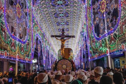 Quattro secoli di fede, lacrime e fiori lanciati dai balconi. Il 3 maggio 2026 Monreale celebra la 400ª edizione della Festa del Santissimo Crocifisso, una delle ricorrenze religiose più sentite dell'intera Sicilia. Un traguardo storico per una manifestazione che ogni anno trasforma il centro storico della città normanna in un palcoscenico di devozione popolare.
