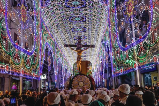 Quattro secoli di fede, lacrime e fiori lanciati dai balconi. Il 3 maggio 2026 Monreale celebra la 400ª edizione della Festa del Santissimo Crocifisso, una delle ricorrenze religiose più sentite dell'intera Sicilia. Un traguardo storico per una manifestazione che ogni anno trasforma il centro storico della città normanna in un palcoscenico di devozione popolare.