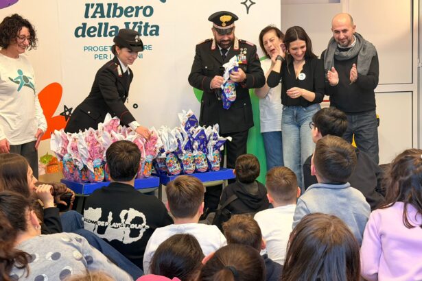I Carabinieri donano uova di Pasqua ai bambini dello Zen Il cuore pulsante dello Zen ha vissuto ieri un momento di grande emozione grazie all’iniziativa solidale che ha visto protagonisti i Carabinieri della Stazione San Filippo Neri di Palermo e l’associazione "L’Albero della Vita".