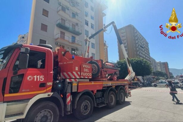 “Da oggi parte per noi una grande mobilitazione unitaria sul tema della salvaguardia della vita dei lavoratori. Non è più accettabile assistere a questi gravissimi episodi e a questa scia di sangue. Nei prossimi giorni definiremo le iniziative attraverso le assemblee con i lavoratori, perché è giunto il momento di agire per salvare delle vite”. Annunciano cosi la mobilitazione unitaria, Cgil Cisl Uil Palermo e Fillea Cgil, Filca Cisl e Feneal Uil Palermo, con i segretari generali Mario Ridulfo, Federica Badami, Luisella Lionti, Piero Ceraulo, Francesco Danese e Pasquale De Vardo, sul tema della sicurezza sul lavoro, dopo l’ennesimo grave episodio di stamani a Palermo, in cui sono morti due operai edili e ferito gravemente un altro lavoratore.