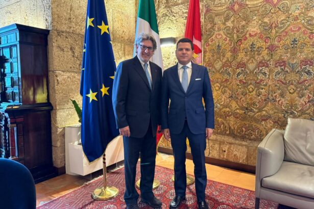 Al termine dell’incontro, il Presidente Galvagno ha manifestato piena convergenza sulla rilevanza strategica della SIS per l’intermodalità e i trasporti in Sicilia, riconoscendo il ruolo della Società come nodo infrastrutturale di interesse regionale e nazionale. Il Presidente dell’ARS ha espresso la propria vicinanza istituzionale alla Società, confermando la volontà di sostenere, nell’ambito delle proprie competenze, la crescita degli interporti a beneficio dell’intero territorio siciliano.