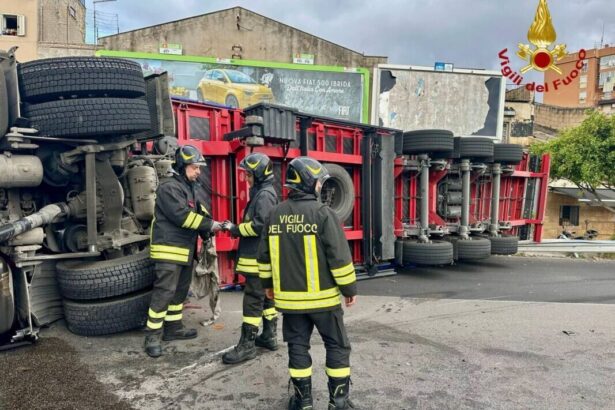 Un incidente stradale ha paralizzato il traffico in via Messina Marine a Palermo dalla mattina di oggi. Poco dopo le 7.00, un'automobile e un mezzo pesante adibito al trasporto di merci si sono scontrati violentemente all'altezza del civico 133, con conseguenze serie sulla viabilità della zona.
