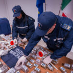 Dai controlli è stato possibile accertare che il proprietario dell'auto, tale S.G., palermitano di circa 50 anni, dopo l'arresto per spaccio nell'ottobre scorso e un periodo di detenzione in casa circondariale, si trova attualmente in detenzione domiciliare in una struttura-comunità ubicata fuori Palermo. Sono in corso le indagini per l'identificazione degli utilizzatori del mezzo.