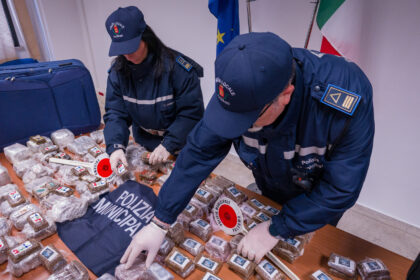 Dai controlli è stato possibile accertare che il proprietario dell'auto, tale S.G., palermitano di circa 50 anni, dopo l'arresto per spaccio nell'ottobre scorso e un periodo di detenzione in casa circondariale, si trova attualmente in detenzione domiciliare in una struttura-comunità ubicata fuori Palermo. Sono in corso le indagini per l'identificazione degli utilizzatori del mezzo.