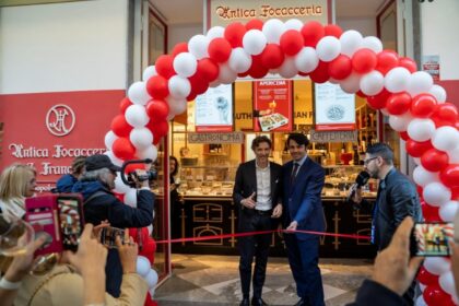 Antica Focacceria S. Francesco conferma l’impegno nella città di Palermo e raddoppia la sua presenza con un nuovo punto vendita e introducendo anche la gelateria artigianale nella sua proposta gastronomica. Spoon Brands, il gruppo che nel luglio 2025 ha acquisito la quota di maggioranza della storica insegna da Cirfood Retail, con l’obiettivo di dare vita insieme a una joint venture volta allo sviluppo del marchio, ha inaugurato ufficialmente il nuovo locale di via Maqueda 298, a pochi passi dal Teatro Massimo. Per l’occasione, sono stati presenti Marco Beretta e Giuseppe Lisbo Parrella, rispettivamente amministratore delegato e marketing manager di Antica Focacceria S. Francesco e di Spoon Brands, che hanno condiviso la visione e i prossimi sviluppi del marchio a partire proprio da Palermo e l’assessore alle Attività Produttive del Comune di Palermo, Giuliano Forzinetti. L’inaugurazione è stata accompagnata dalla musica dei dj di Radio Time, dal racconto di Filippo Terzo, gastronomo e storico e dalla degustazione di street food siciliano.