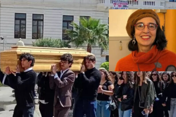 Gli studenti e i docenti del liceo classico Vittorio Emanuele II hanno voluto dare l'ultimo commosso saluto a Giovanna Somma, l'insegnante di italiano morta a 59 anni in classe, durante una lezione. Gli alunni si sono presentati tutti vestiti di nero, in segno di lutto.