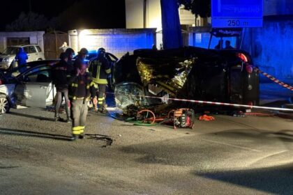Una serata di sangue ad Acquedolci, nel Messinese. Due persone hanno perso la vita in un violento scontro frontale tra due automobili avvenuto sulla Strada Statale 113, all'uscita ovest del paese, nel tratto che costeggia il cimitero comunale.