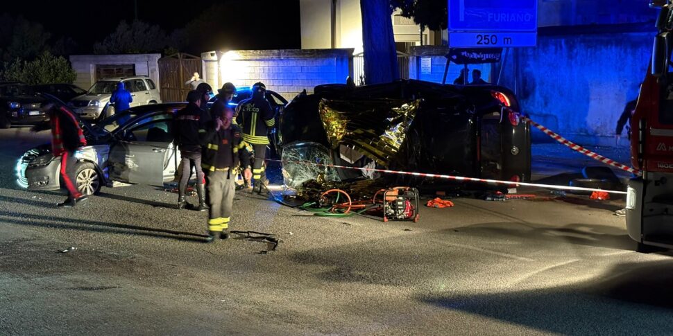 È una vera e propria tragedia della strada l'incidente stradale avvenuto questa sera lungo la strada statale 113, nel tratto di Acquedolci, nel Messinese. Il violento scontro tra due veicoli, di cui avevamo dato notizia nelle scorse ore, si è rivelato fatale: due persone hanno perso la vita.Le vittime sono Domenico Gerbino e il suocero Antonio Criscì, entrambi residenti a Caronia, che viaggiavano a bordo dello stesso veicolo. Uno dei due è stato sbalzato sull'asfalto dall'impatto, mentre l'altro è rimasto intrappolato tra le lamiere dell'auto, ribaltata a seguito della collisione. I Vigili del Fuoco hanno lavorato a lungo per estrarre i corpi dall'abitacolo.