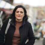 “La fretta è spesso cattiva consigliera. Dovrebbe saperlo anche la Regione siciliana che quando ha segnalato a febbraio, un mese dopo il passaggio del ciclone Harry, il grave rischio ambientale e la necessità di un intervento urgente di bonifica e messa in sicurezza del Porto Rossi nel Comune di Catania, era già a conoscenza del processo di erosione in continuo avanzamento accertato già nel 2023 a seguito degli eventi calamitosi del ciclone Mediterraneo Elios. Una condizione che impone una seria riflessione sul futuro di quel tratto di scogliera che potrebbe non essere idoneo per finalità turistiche o economiche ma andrebbe piuttosto tutelato e restituito alla cittadinanza”. A dirlo è Jose Marano, deputata regionale M5s e vicepresidente della commissione Ambiente, Territorio e Mobilità all’Ars che ha presentato un’interrogazione parlamentare urgente. “Al Presidente della Regione – aggiunge Marano – intendo chiedere quali sono le azioni di contrasto al dissesto idrogeologico e di erosione costiera che verranno messe in campo dal momento che i lavori di somma urgenza non procrastinabili sono in realtà il risultato di anni di inerzia durante i quali nessun intervento strutturale o di pianificazione e programmazione territoriale è stato messo in atto, nonostante gli uffici territoriali regionali fossero a conoscenza della situazione, già opportunamente segnalata”. “Due anni fa – prosegue la parlamentare – in risposta ad una mia interrogazione parlamentare l’assessore regionale al Territorio aveva confermato il grave rischio ambientale. L’ho chiesto a gran voce e lo ribadisco ancora una volta: occorre mettere in sicurezza l’area e restituire il litorale alla libera fruizione dei cittadini”.