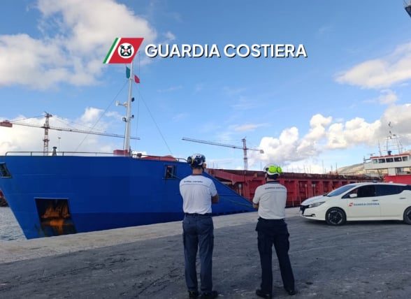 Nave portoghese bloccata al porto di Palermo