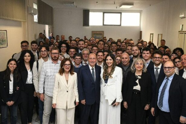 Firmano 116 nuovi dipendenti a tempo indeterminato alla Regione: in arrivo altri 322 posti con i prossimi concorsi Sono stati firmati questa mattina nella sede dell'assessorato regionale della Funzione Pubblica, a Palermo, alla presenza del presidente della Regione Renato Schifani, i contratti di lavoro a tempo indeterminato che immettono nei ranghi della pubblica amministrazione 116 unità di personale. Nel dettaglio, si tratta di 42 funzionari economico-finanziari (ECOFI) e di 15 funzionari di controllo di gestione (COGE) selezionati tramite procedura concorsuale nel 2025. Altri 59, di cui 10 assistenti per i Centri per l'impiego e 49 funzionari, che provengono del precedente concorso indetto nel 2022, andranno a rafforzare gli uffici amministrativi di diversi dipartimenti.