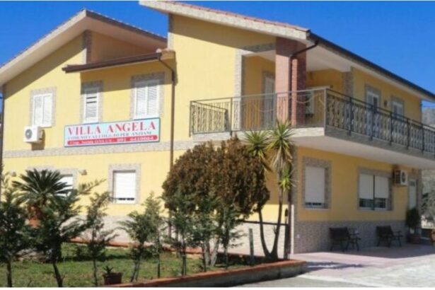 Monreale, focolaio covid in casa di riposo Cinque ospiti di una casa di riposo di Monreale sono risultati positivi al Covid-19. Si tratta della struttura Villa Angela, situata in contrada Caculla. Le condizioni degli anziani, al momento, sono buone, come confermato dalla titolare, mentre gli altri dieci ospiti sono risultati negativi.