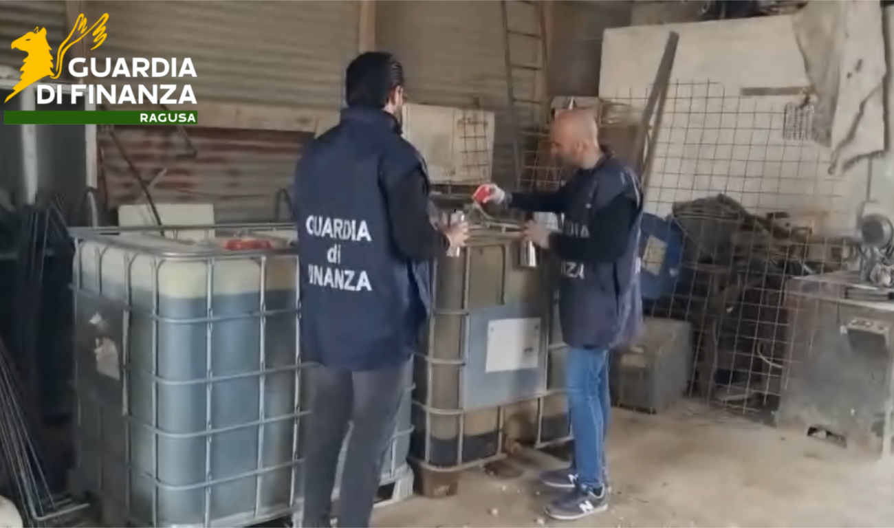 Frodi sui carburanti in Sicilia: la Finanza sequestra gasolio agricolo e denuncia 5 soggetti I finanzieri del Comando Provinciale di Ragusa, nell'ambito dell'intensificazione dei controlli sull'intera filiera distributiva dei prodotti energetici, al fine di contrastare fenomeni speculativi e il ricorso a canali di approvvigionamento illeciti, hanno sequestrato circa 3.000 litri di gasolio agricolo e denunciato 5 soggetti alla Procura di Ragusa.
