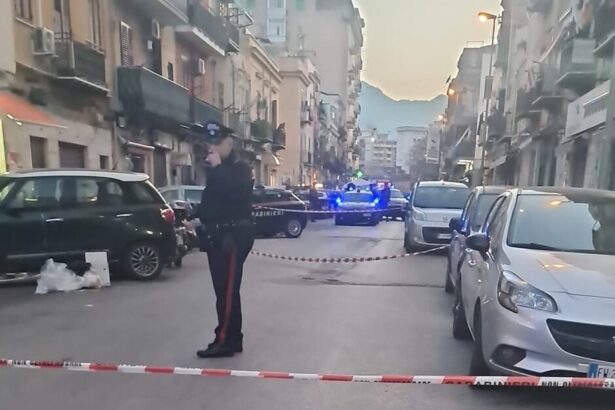 Altra sparatoria a Palermo, uomo ferito da arma da fuoco in via Montalbo Un uomo di 37 anni, Danilo D'Ignoti, è rimasto ferito da un colpo di pistola nel pomeriggio a Palermo, in via Montalbo, davanti a una macelleria nel quartiere dei cantieri navali. Il proiettile lo ha colpito a una coscia, uscendo senza ledere arterie: non è in pericolo di vita. Dopo la sparatoria D'Ignoti era fuggito, ma poco dopo si è presentato da solo al pronto soccorso di Villa Sofia.