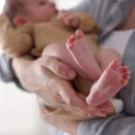 Il bonus nuovi nati è una misura istituita dall'articolo 1, comma 206, della legge 30 dicembre 2024, n. 207 — la legge di Bilancio 2025 — con l'obiettivo di incentivare la natalità e alleggerire le spese che le famiglie devono sostenere nei primi mesi di vita di un figlio. Si tratta di un contributo una tantum da 1.000 euro, erogato per ciascun figlio nato, adottato o accolto in affidamento preadottivo a partire dal 1° gennaio 2025.