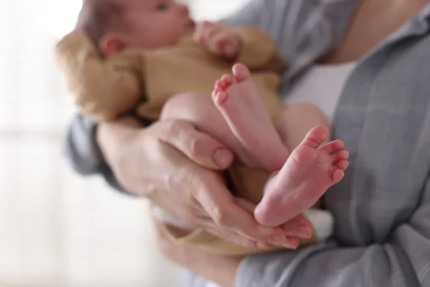 Il bonus nuovi nati è una misura istituita dall'articolo 1, comma 206, della legge 30 dicembre 2024, n. 207 — la legge di Bilancio 2025 — con l'obiettivo di incentivare la natalità e alleggerire le spese che le famiglie devono sostenere nei primi mesi di vita di un figlio. Si tratta di un contributo una tantum da 1.000 euro, erogato per ciascun figlio nato, adottato o accolto in affidamento preadottivo a partire dal 1° gennaio 2025.