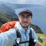 Ha lasciato tutto — il lavoro, la routine, la certezza di un futuro già scritto — e ha cominciato a camminare. Antonio Giannone, 26 anni, fotografo e videomaker di Scicli, il 16 marzo scorso ha messo gli scarponi, ha caricato lo zaino e ha preso la strada. Destinazione: Santiago de Compostela.