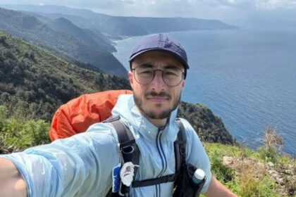 Ha lasciato tutto — il lavoro, la routine, la certezza di un futuro già scritto — e ha cominciato a camminare. Antonio Giannone, 26 anni, fotografo e videomaker di Scicli, il 16 marzo scorso ha messo gli scarponi, ha caricato lo zaino e ha preso la strada. Destinazione: Santiago de Compostela.