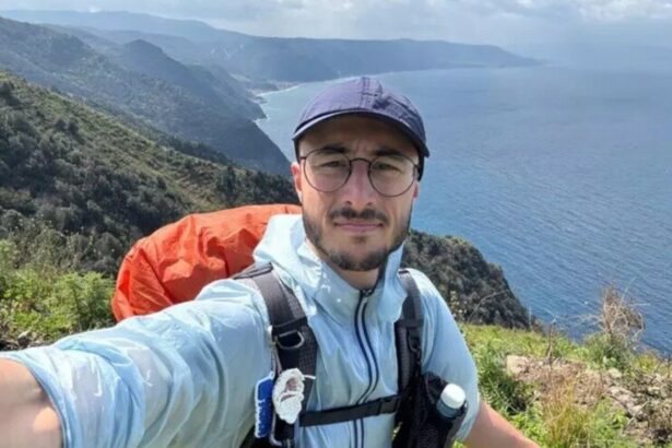 Si licenzia dal lavoro e parte l'impresa, a piedi dalla Sicilia per il Cammino di Santiago Ha lasciato tutto — il lavoro, la routine, la certezza di un futuro già scritto — e ha cominciato a camminare. Antonio Giannone, 26 anni, fotografo e videomaker di Scicli, il 16 marzo scorso ha messo gli scarponi, ha caricato lo zaino e ha preso la strada. Destinazione: Santiago de Compostela.